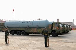 　北京の天安門前をパレードする潜水艦発射弾道ミサイル（ＳＬＢＭ）「巨浪３」＝３日（共同）