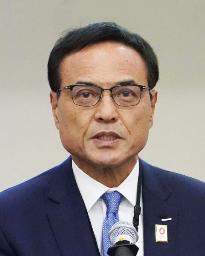 　定例記者会見に臨む経済同友会の新浪剛史代表幹事＝３日午後、東京都千代田区