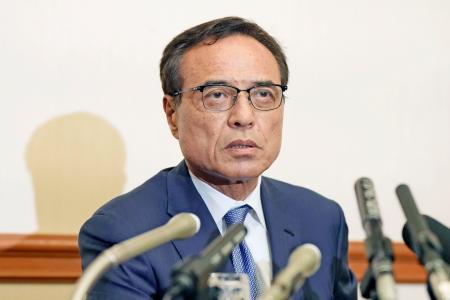 　定例記者会見に臨む経済同友会の新浪剛史代表幹事＝３日午後、東京都千代田区