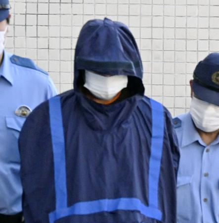 　送検のため宇都宮南署を出る古口大輔被告＝８月