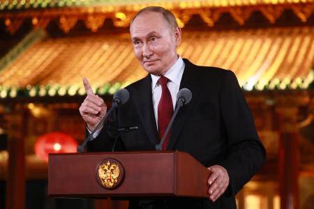 　３日、北京の釣魚台迎賓館で記者会見するロシアのプーチン大統領（タス＝共同）