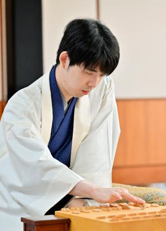 　シンガポールで開幕した将棋の第７３期王座戦５番勝負で、挑戦者の伊藤匠叡王と対戦する藤井聡太王座＝４日（日本将棋連盟提供）