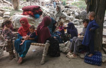　３日、アフガニスタン・クナール州で、地震で家を追われ避難した家族（ＡＰ＝共同）
