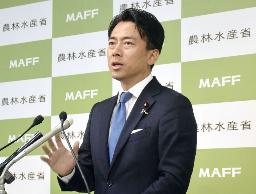 　冷凍すしを試食する小泉農相＝５日午前、農水省