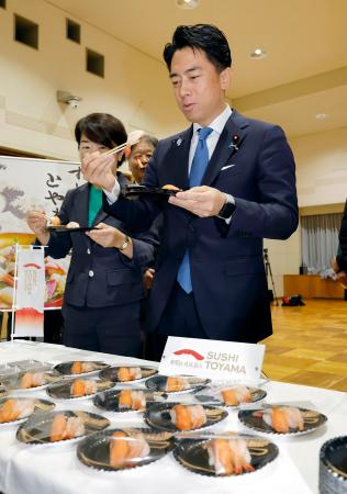 　冷凍すしを試食する小泉農相＝５日午前、農水省
