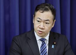 　閣議に臨む鈴木法相＝５日午前、首相官邸