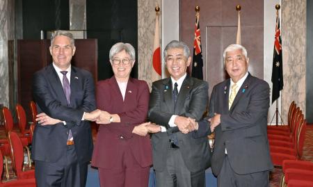 　外務・防衛閣僚協議前に撮影に応じる（左から）オーストラリアのマールズ副首相兼国防相、ウォン外相、岩屋外相、中谷防衛相＝５日午前、東京都港区（代表撮影）