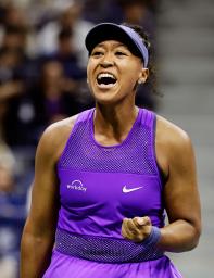 　女子シングルス準決勝で敗れ、歓声に応えながらコートを後にする大坂なおみ＝ニューヨーク（共同）