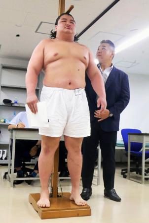　新弟子検査で身長を測るバトツェツェゲ・オチルサイハン＝５日、東京・両国国技館