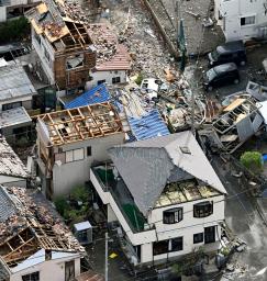 　突風で横転したトレーラー＝５日午後２時３４分、静岡県牧之原市