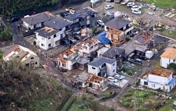 　突風の被害を受け折れ曲がった電柱＝６日午前１０時３３分、静岡県牧之原市