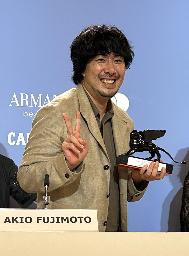 　ベネチア国際映画祭の受賞者の記者会見後に笑顔を見せる藤元明緒監督＝６日、イタリア・ベネチア（共同）