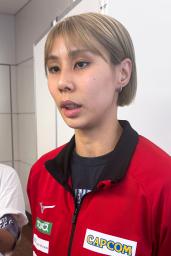 　羽田空港で取材に応じる石川＝８日