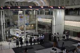 　一時４万４０００円台を付けた日経平均株価を示すモニター＝９日午前、東京・東新橋