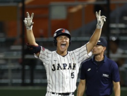 　パナマ戦のタイブレークの８回、同点打を放ち、喜ぶ為永＝沖縄セルラー