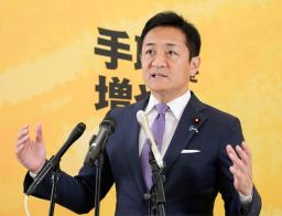 　記者団の取材に応じる日本維新の会の藤田共同代表＝２４日午後、国会