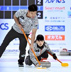 　１次リーグで上野美優、山口剛史組と対戦し、指示を出す小穴桃里＝稚内市みどりスポーツパーク