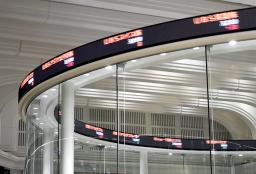 　日経平均株価の終値を示すモニター＝２５日午後、東京都港区の外為どっとコム