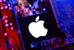 　米アップルの直営店「アップル銀座」が改装開業し、来店客を出迎えるティム・クック最高経営責任者（中央）＝２６日午前、東京・銀座