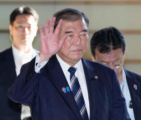 　首相官邸に入る石破首相＝２６日午前