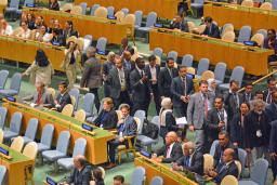 　イスラエルのネタニヤフ首相の演説を前に退席する各国の代表団＝２６日、ニューヨークの国連本部（共同）