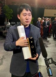 　２７日、ブザンソン国際若手指揮者コンクールの決勝で、大きな拍手を受ける米田覚士さん（下中央）＝フランス東部ブザンソン（共同）