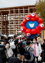 　多くの人でにぎわう大阪・関西万博の会場＝２９日午前、大阪市此花区の夢洲