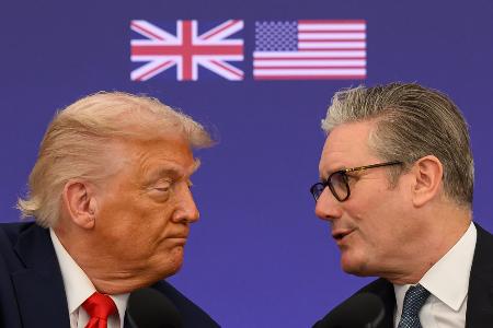 18日、ロンドン郊外で記者会見するトランプ米大統領(左)とスターマー英首相(ゲッティ=共同)