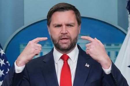 1日、米ホワイトハウスで記者の質問に答えるバンス副大統領(AP=共同)
