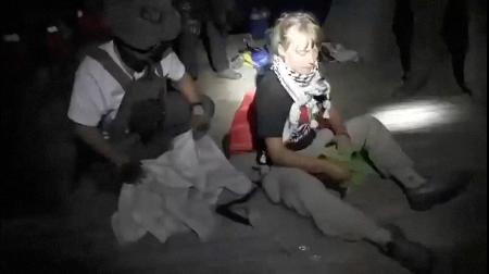 1日、イスラエル当局に拿捕された船に乗っていたグレタ・トゥンベリさん(右)(イスラエル外務省提供・ロイター=共同)