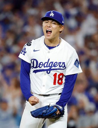 　レッズ戦の６回、無死満塁のピンチを切り抜け、雄たけびを上げるドジャース・山本＝ロサンゼルス（共同）