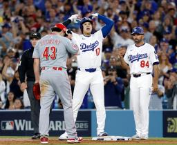 　レッズ戦の６回、右前適時打を放ったドジャース・大谷（中央）＝ロサンゼルス（共同）