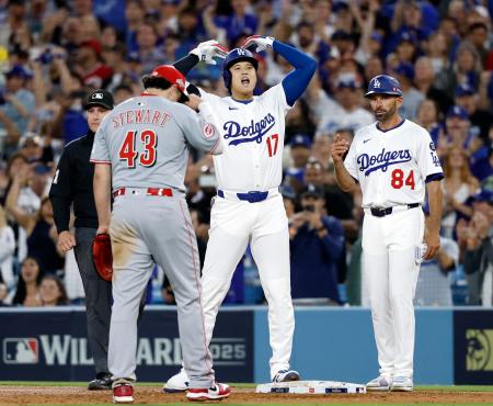 　レッズ戦の６回、右前適時打を放ったドジャース・大谷（中央）＝ロサンゼルス（共同）
