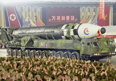 2023年2月9日付の労働新聞が掲載した、平壌の金日成広場で行われた軍事パレードに登場したICBM「火星17」(コリアメディア提供・共同)