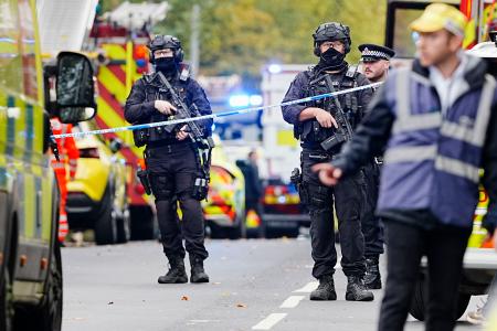 テロが発生したユダヤ教会堂付近に立つ警察官=2日、英中部マンチェスター(Peter Byrne/PA通信・共同)