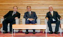 　閣議に臨む（左から）村上総務相、石破首相、中谷防衛相＝３日午前、首相官邸