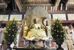 　法隆寺金堂にある国宝・釈迦三尊像の一部とみられる金具＝３日午後、東京都港区