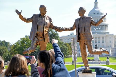 設置されたトランプ米大統領と富豪エプスタイン氏の像=3日、ワシントン(共同)