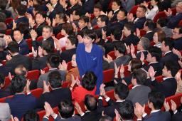 　自民党総裁選の決選投票の結果を発表する総裁選挙管理委員会の逢沢一郎委員長＝４日午後２時５５分、東京・永田町の党本部