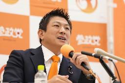 　街頭演説する参政党の神谷代表＝５日午前、広島市中区