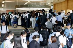 　東急田園都市線の梶が谷駅付近で衝突した列車＝６日午前１時１３分、川崎市高津区
