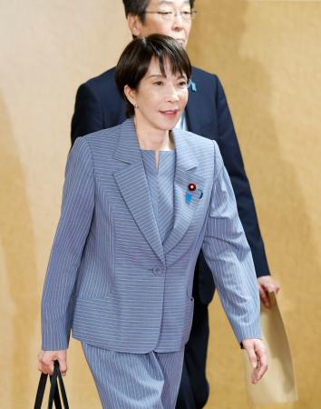 4日、麻生元首相との会談のため、自民党本部に入る高市総裁=東京・永田町