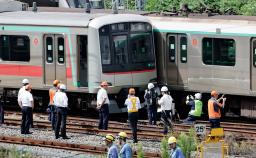 　東急田園都市線の梶が谷駅に表示された、運転再開を知らせる案内＝７日午前０時２９分、川崎市高津区