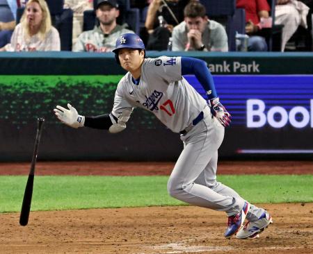 フィリーズ戦の7回、右前に適時打を放つドジャース・大谷=フィラデルフィア(共同)
