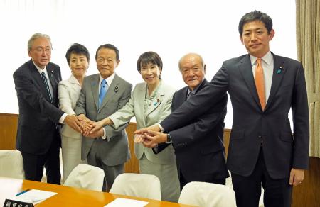 自民党の臨時総務会で写真に納まる(左から)古屋圭司選対委員長、有村治子総務会長、麻生太郎副総裁、高市早苗総裁、鈴木俊一幹事長、小林鷹之政調会長