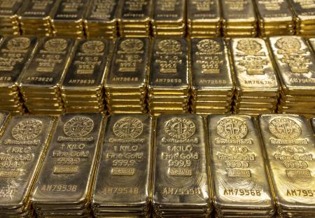 スイスの精錬所に並ぶ金の延べ棒=2022年7月(ロイター=共同)
