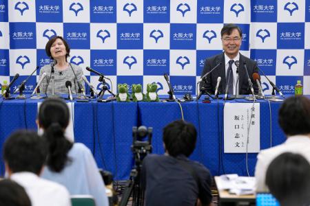 ノーベル生理学・医学賞に選ばれ、記者会見で笑顔を見せる大阪大の坂口志文特任教授(右)と妻で研究者の教子さん=7日午後、大阪府吹田市