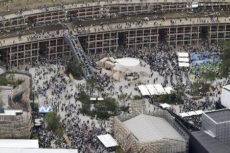 多くの来場者で混雑する大阪・関西万博の会場=3日午後、大阪市此花区の夢洲