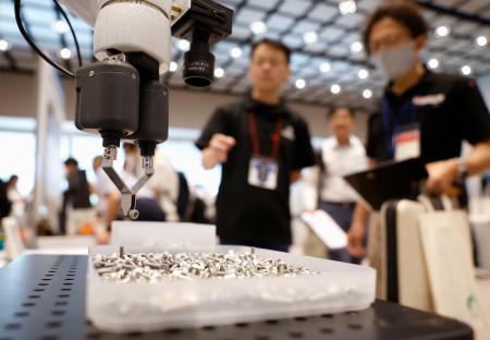 新興企業を紹介する展示商談会で公開された、ネジを器用につまむロボットハンド=8日午前、愛知県豊田市