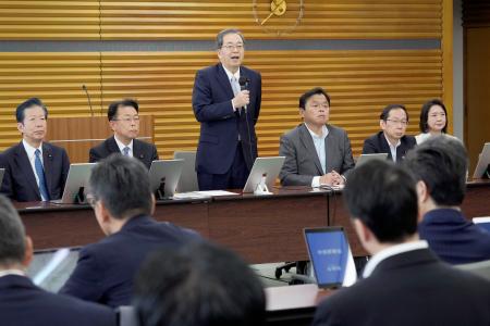 公明党の中央幹事会で発言する斉藤代表=9日午前、東京都新宿区の党本部